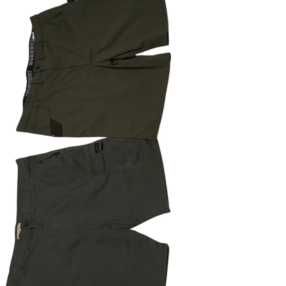Wrangler two bundle green men’s Utility Shorts size 44W
